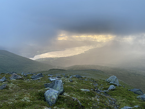 Bilde #38: På vei nedover nordvest-ryggen, med utsikt mot Tresfjorden.