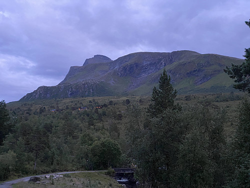 Bilde #40: Storknubben [1208 m.o.h.] sett fra avkjørselen til Sessetra. Nå hadde skydekket lettet litt.