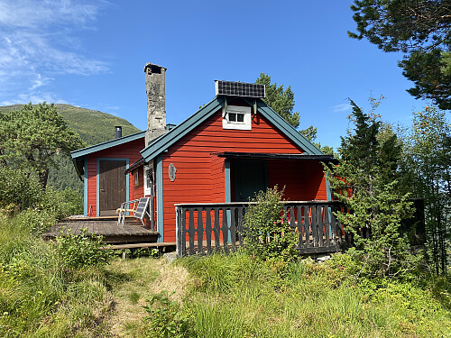 Bilde #2: Ei lita hytte beliggende på ca. 315 m.o.h..