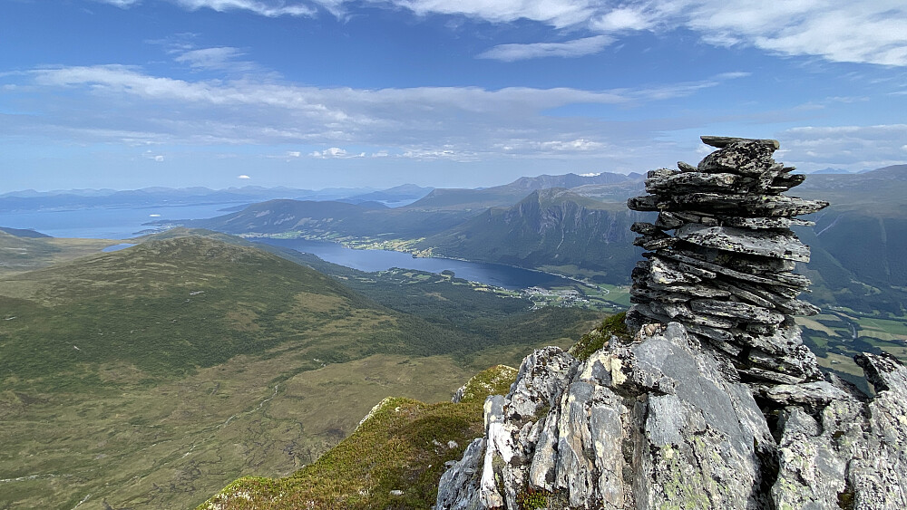 Bilde #9: Utsikten fra utsiktspunktet på 981 m.o.h., mot blant annet Tresfjorden og Molde.