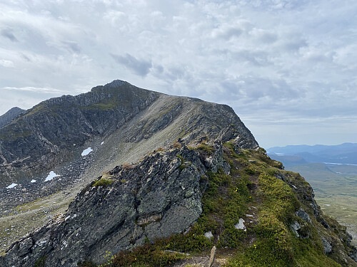 Bilde #10: Ryggen fra Neremstindan Utsiktspunkt [981 m.o.h.] bort til Nordre Neremstinden [1110 m.o.h.].