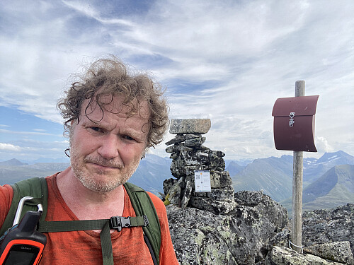 Bilde #11: På toppen av Nordre Neremstinden [1110 m.o.h.]. Lauparen sees i bakgrunnen til høyre for postkassa.