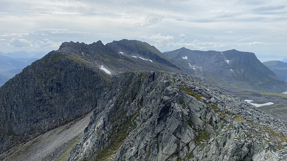 Bilde #12: Fjellryggen videre bortover mot Høgsvora. I venstre billedhalvdel sees den opprevne Neremstind-ryggen (inklusive Neremstindan Øst [1167 m.o.h.] og Neremstindan Sør [1151 m.o.h.]); og i høyre billedhalvdel sees Høgsvora [1163 m.o.h.] og Nordre Høgsvora [1133 m.o.h.]. Høgsvora omtales iblant også som "Neremstindan Vest".