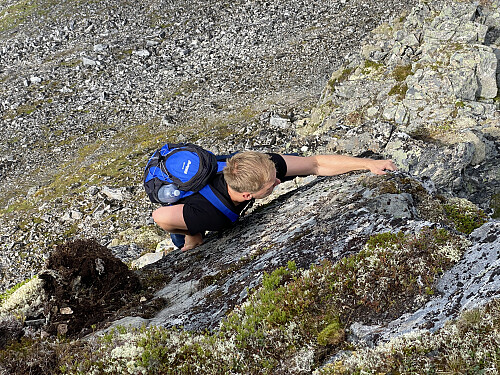 Bilde #13: Det eneste virkelig tricky punktet langs traséen. På bildet er en kar som slo følge med meg underveis, og som jeg ikke lenger husker navnet på.