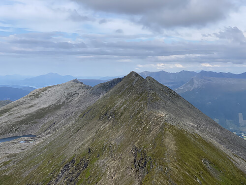 Bilde #14: Tilbakeblikk langs fjellkjeden vi har tilbakelagt: Nordre Neremstinden til venstre i bildet, og Neremstindan Øst og Sør omtrent midt i bildet.