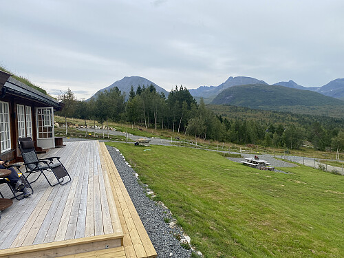 Bilde #18: På hyttebesøk på Sollisætra. I bakgrunnen sees (fra venstre) Kvitnyken, Brudefølget, Lauparen, Grytavasstinden og Storbotnshornet.