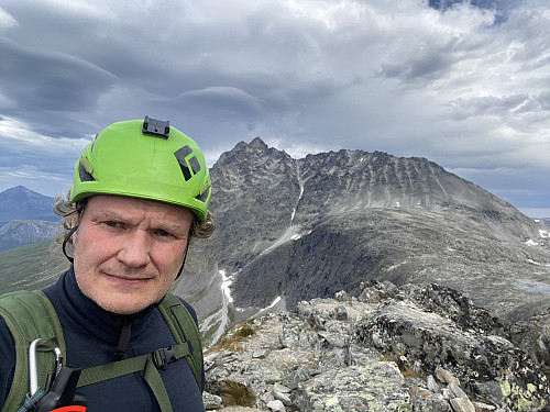 Bilde #2: Utsikt mot Venjetindtraversen - fra omtrent der klatrepartiet på Nordveggen på Romsdalshornet begynner.