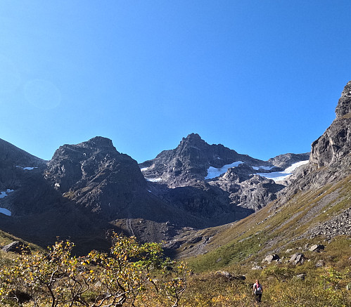 Bilde #1: På vei innover vakre Kvanndalen, med Kvanndalstinden [1744 m.o.h.] ruvende majestetisk i enden av dalen. Vi skal opp den bratte ryggen som vender rett imot oss. Fjellet på høyre side av dalen er Hurrungen [1278 m.o.h.].