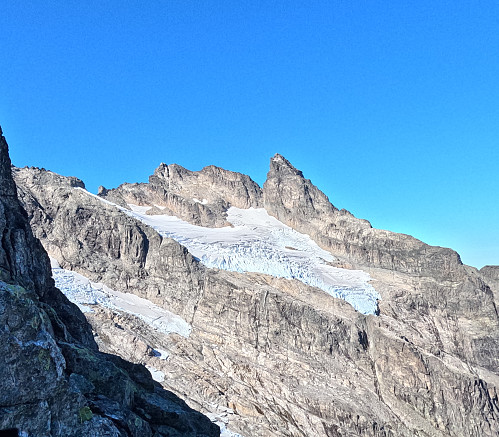 Bilde #2: Utsikt mot Lille og Store Venjetind [1822 og 1852 m.o.h. hhv], med isbreen på østsida. Det såkalte «Galleriet», ei hylle som løper fra skaret mellom toppene, og bort på østryggen, skimtes såvidt høyt der oppe.