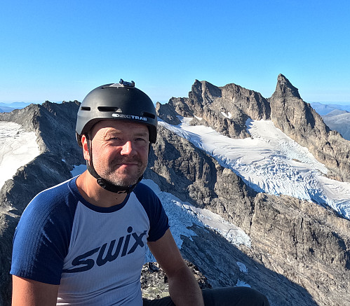 Bilde #5: Stian på toppen av Kvanndalstinden [1744 m.o.h.], med Venjetindan i bakgrunnen. «Søre Venjetinden» [1729 m.o.h.] er der ryggen fra Kvanndalstinden møter Venjetindtraversen. Til høyre i bildet er Lille og Store Venjetind.