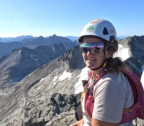 Bilde #6: Lisa på toppen av Kvanndalstinden, med blant annet Olaskartinden [1537], Hornaksla [1511], Lillehornet [1538] og Romsdalshornet [1550 m.o.h.] i bakgrunnen. Enda lengre bak sees Trolltindan, som flankerer toppen av Trollveggen.