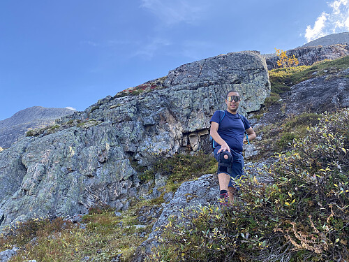 Bilde #1: På stien på vei opp mot skaret på Skarfjellenden.