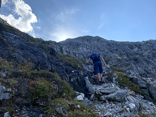 Bilde #2: Vi nærmer oss skaret mellom Skarfjellenden og Skarfjellenden Sør.