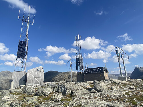 Bilde #4: Basestasjonen med mobilmaster på Skarfjellenden Sør tilhører Telia Norge / Telia Towers, og er bygget for å gi GSM mobildekning langs Fylkesveg 63 / Trollstigvegen.