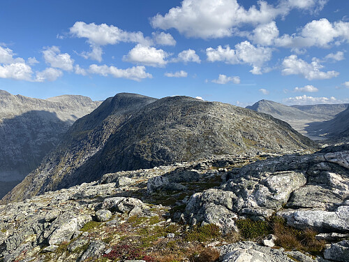 Bilde #6: Utsikt bortpå Skarfjellenden [1386 m.o.h.].