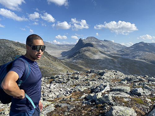 Bilde #7: Utsikt bortetter de mange toppene vi hadde tenkt oss oppom denne dagen. Hovedtoppen på Skarfjellet er den høye like til høyre for midten av bildet.