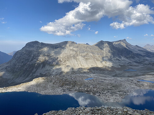 Bilde #8: Utsikt mot fjellkjeden rett nord for Skarfjellet, og som strekker seg fra Vestre Stigbottshornet [1592] i vest til Breitinden [1797 m.o.h.] i øst.