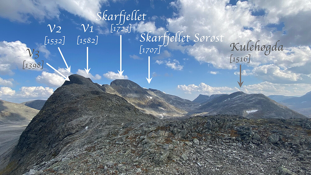 Bilde #9: Utsikt over dagens turmål. Bildet er tatt fra "Skarfjellet V4" [1323], der bokstaven V er forkortelse for "vest". Turen gikk via Skarfjellet V3 [1398], Skarfjellet V2 [1532] og Skarfjellet V1 [1582] til hovedtoppen Skarfjellet [1723], og derfra videre til Skarfjellet Sørøst [1707 m.o.h.]. På veien tilbake plukket vi med oss Kulehøgda [1516 m.o.h.].