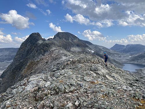 Bilde #11: På vei langsetter fjellryggen i retning Skarfjellet V2 [1532], Skarfjellet V1 [1582] og hovedtoppen [1723]. Bildet er tatt like etter Skarfjellet V3 [1398 m.o.h.].