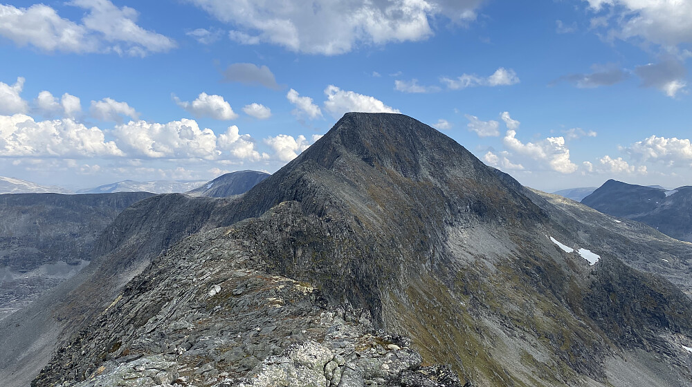 Bilde #14: Hovedtoppen, Skarfjellet 1723 sett fra Skarfjellet V1 [1582 m.o.h.], den høyeste av knausene på vestryggen.