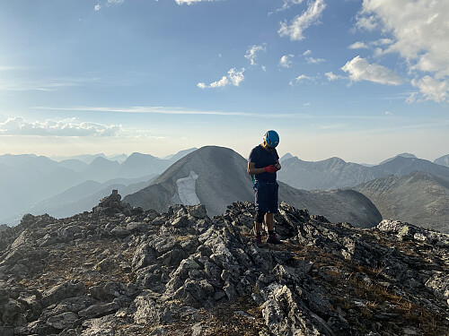 Bilde #18: På toppen av Skarfjellet Sørøst [1707 m.o.h.], med Skarfjellet 1723 ruvende i bakgrunnen.