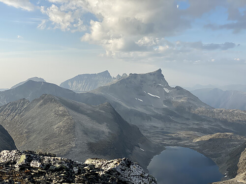 Bilde #19: Utsikt fra Skarfjellet Sørøst mot Trolltindan, inklusive Trollklørn, Store Trolltind, Trollspiret, Trollryggen og Breitinden.
