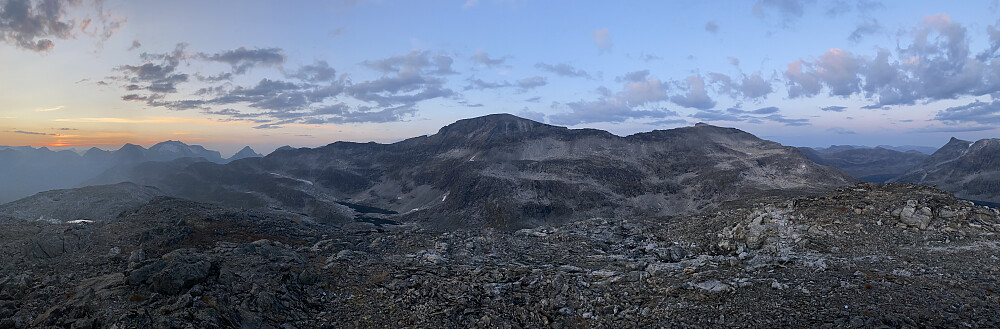 Bilde #20: Panorama av Skarfjellet med hele rekka av topper fotografert fra Kulehøgda etter at skumringen så vidt har begynt. Til venstre i bildet sees blant annet Ringshornet, Alnestinden, Finnan og Kongen.