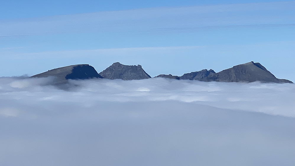 Bilde #9: Utsikt mot Auskjeret [1340], Lauparen [1434] og Ørastolen [1392 m.o.h.].