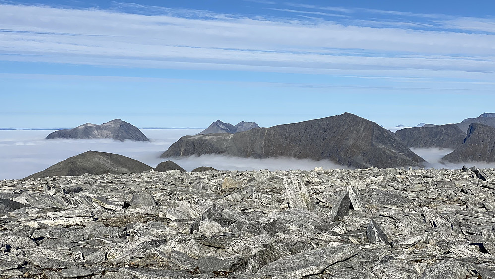 Bilde #14: Utsikt mot fjella i Innfjordsområdet i Rauma. Fra venstre: Nonstinden [1572], Middagstinden [1568 m.o.h.], Skjærvan [1542], Taskedalstinden [1609], Grønnfonnfjellet [1509] og Brekkehornet [1525 m.o.h.].