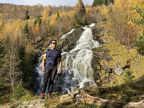 Bilde #2: Et fossefall ca. 25 høydemeter ovenfor dammen og brua på forrige bilde. Stien oppover fjellsida går noe varierende 50-150 meter til høyre for Bærdøla fram til Jamtesætra, før den peiler seg inn mot toppen på Ormula.