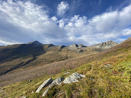 Bilde #5: Utsikt mot Berdalsnibba [1344], Sandfjellet [1221], Sandfjellet N1 [1173], Sandfjellet N2 [1246], Sandfjellet N3 [1228] og Geitebottinden [1495 m.o.h.].