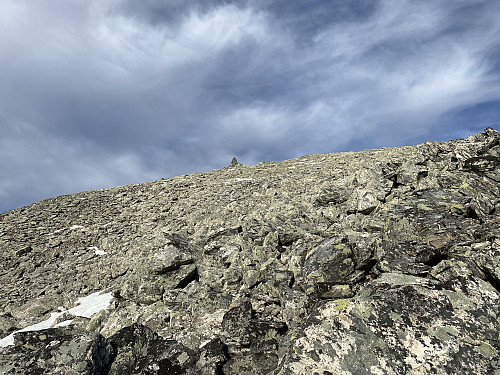 Bilde #6: Vi øyner en stor varde noe nedenfor toppen av Ormula. Varden er den samme som på neste bilde. Jeg innbiller meg at denne står ca. 1350 m.o.h.