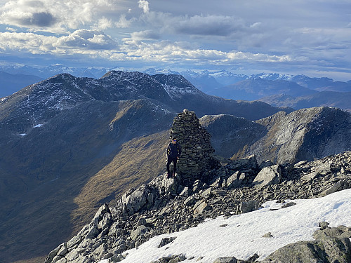 Bilde #7: Vi nærmer oss toppen. I bakgrunnen sees Berdalsnibba [1344], Vasstinden [1370] og Blåtinden [1341 m.o.h.]