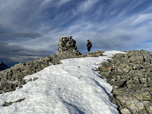 Bilde #8: Ved varden på toppen. Litt snø lå det igjen etter siste snøfall her oppe, men ikke slik at vi behøvde å ta på broddene vi for sikkerhets skyld hadde tatt med oss.