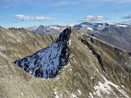 Bilde #9: Ryggen fra Ormula [1418] og bort på Litlehornet [1420 m.o.h.]. Vi valgte å avstå fra å prøve oss på denne, da det flekkvis var noe både snø og is å se bortetter.