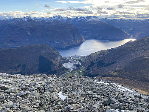 Bilde #12: Fra turen ned igjen. Utsikt mot Valldalen/Sylte sentrum.