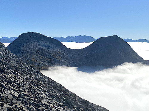 Bilde #11: Litlehornet [1420] og Ormula [1418 m.o.h.]. Til Ormula gikk vi opp fra Valldalen en måneds tid senere.