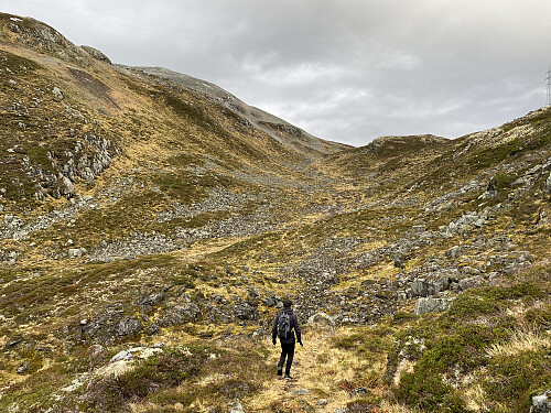 Bilde #3: På vei inn i øverste delen av Vassdalen, hvor vi får Klovfjellet [980 m.o.h.] på høyre side, og Meddalsheia og Berdalsnibba på venstre hånd.