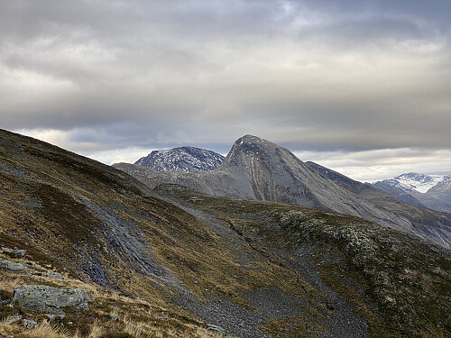 Bilde #4: Utsikt mot Seljebottstinden [1536 m.o.h.] og Ormula [1418 m.o.h.], begge fjell vi nylig har besøkt.