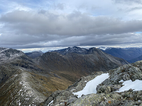 Bilde #10: Utsikt fra toppen av Berdalsnibba, mot Geitebottinden, Seljebottinden og Ormula.