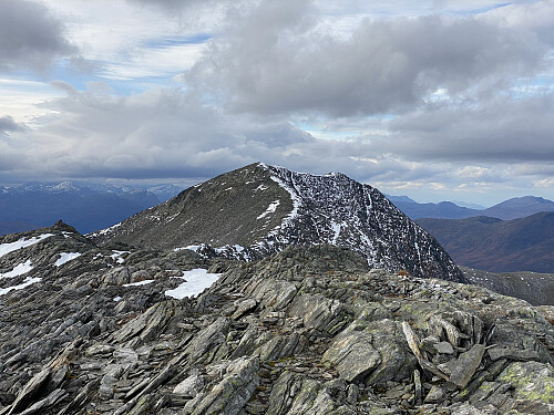 Bilde #11: Fjellryggen mellom Berdalsnibba [1344] og Vasstinden [1370 m.o.h.], sett fra omtrent på toppen av Berdalsnibba.