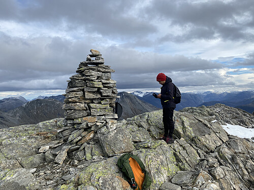 Bilde #9: Ved varden på toppen av Berdalsnibba [1344 m.o.h.]. Ormula [1418 m.o.h.] sees delvis skjult av varden.