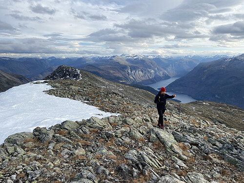 Bilde #12: Omtrent på toppen av Vasstinden [1370 m.o.h.], med Berdalstinden [1344 m.o.h.] i bakgrunnen.