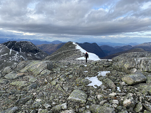 Bilde #13: På vei bortover nordvestryggen på Vasstinden. Her lå det litt snø på lesida av ryggen, men ikke så mye at der var skavler som hang utfor stupet enda.