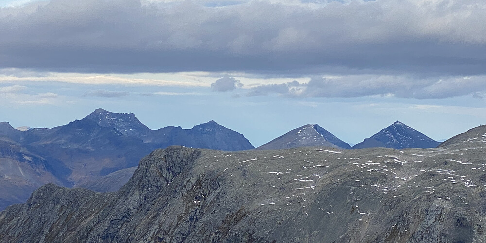 Bilde #15: Utsikt mot Lauparen [1434 m.o.h.], Brudefølget [1343 m.o.h.], Auskjeret [1340 m.o.h.] og Ørastolen [1392 m.o.h.]. I forgrunnen sees ryggen vestover fra Geitebottinden.