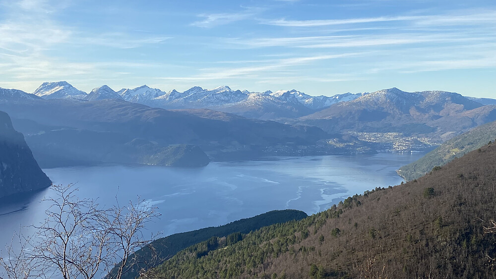 Bilde #5: Utsikt fra Nyken i retning fjella i Stranda, Sykkylven og Ørstad. Fra venstre sees blant annet: Leirvasshornet [1533], Storhornet [1310], Store Brekketind [1579 m.o.h.], Saurdalsnibba [1343 m.o.h.], Brunstadhornet [1527 m.o.h.] og Dalmannshornet [1479 m.o.h.]. Stranda sentrum sees til høyre i bildet.