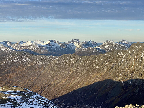 Bilde #7: Utsikt mot nord. Lauparen [1434 m.o.h.] sees omtrent midt i bildet.