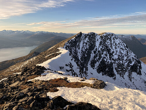 Bilde #8: Ryggen mellom hovedtoppen og vesttoppen av Blåtinden [begge 1341 m.o.h.].
