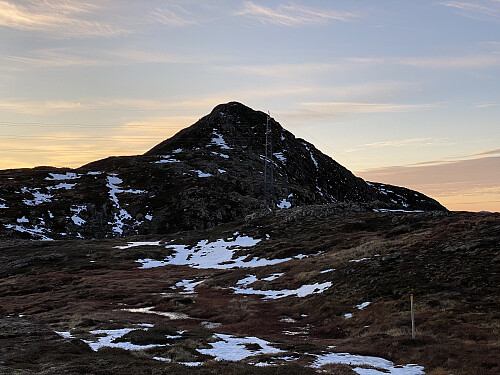 Bilde #11: Snart nede i gropa mellom Blåtinden og Liahornet.