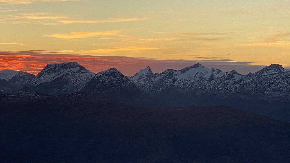 Bilde #12: Skumringsbilde fra Liahornet [961 m.o.h.]. Fra venstre sees Leirvasshornet [1533], Storhornet [1310], Slogen [1564], Store Brekketind [1579], Saurdalsnibba [1343] og Brunstadhornet [1527 m.o.h.].